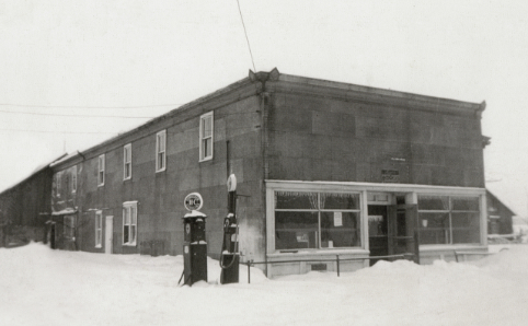 black and white photo of 1922 building